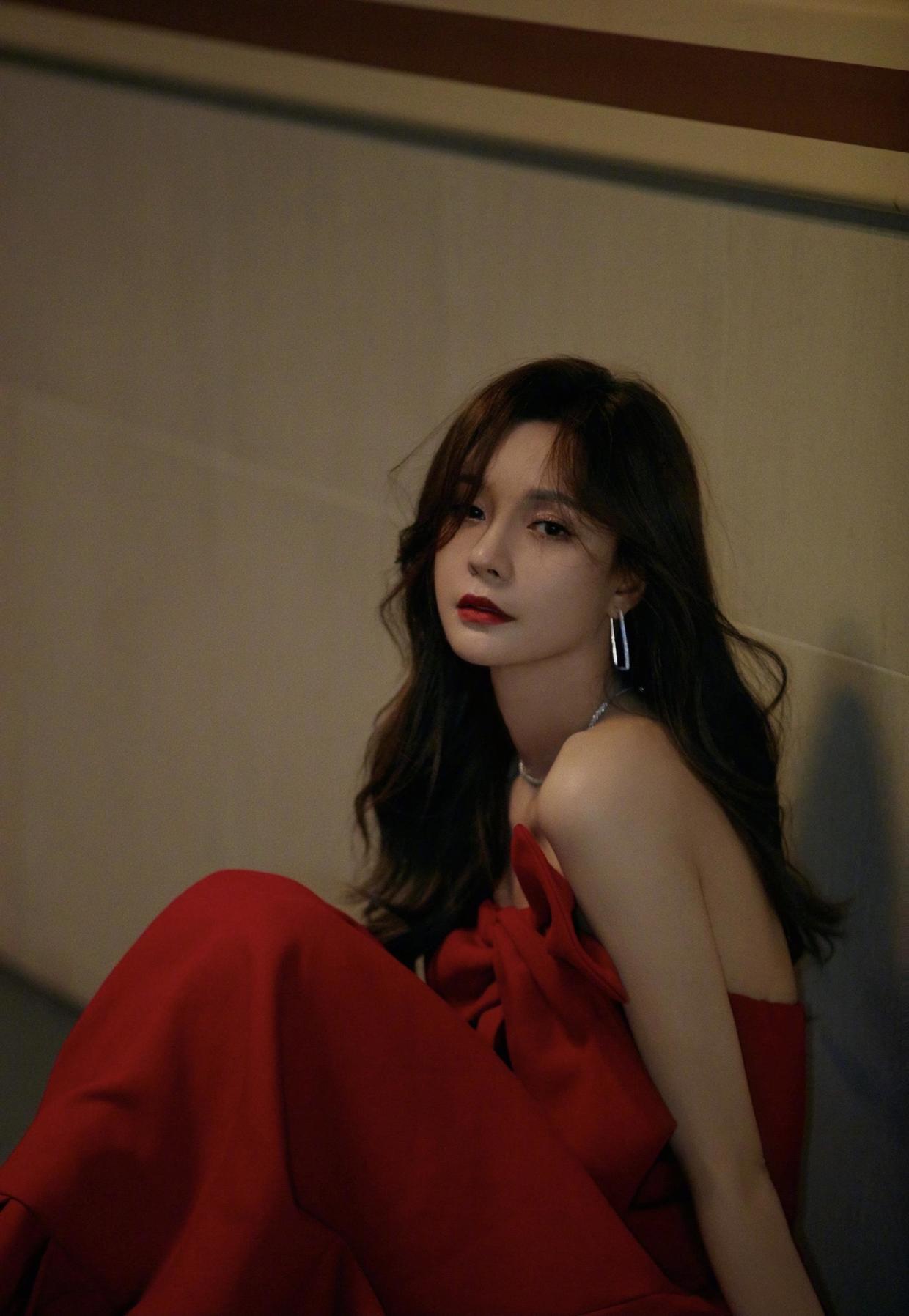 何有强|沈梦辰又引领时尚了，白色上衣配藏青色长裤减龄俏皮，活泼时髦