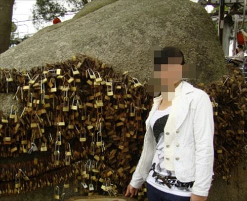 姑娘回家发现父亲过世,40万赔偿金竟被奶奶花光, 如何判决?