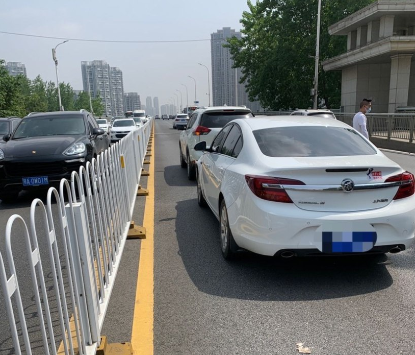 日产奇骏 别克君威马路追尾日产奇骏，看到差距后，奇骏车主：这辈子没见过