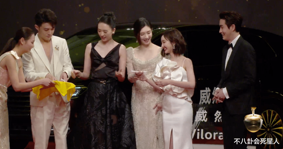 杨紫|女星走红毯火力全开：吴谨言全身涂粉，倪妮露排骨胸，杨紫又瘦了