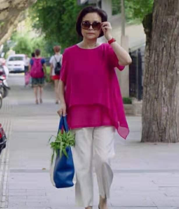 懒美人时尚|刘莉莉穿搭真时髦,笑容亲切非常有感染力,看着完全不像60岁