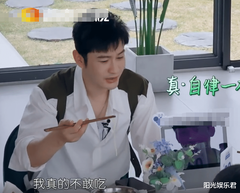 黄晓明|黄晓明减肥只吃一根面， 龚俊吃面用吸油纸，男星都应该内卷起来