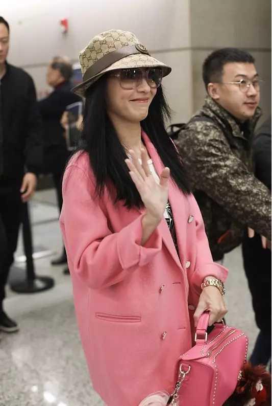 贺树峰|41岁张柏芝颜值真抗, 打机场照回头率依旧，男人们目光说明一切…