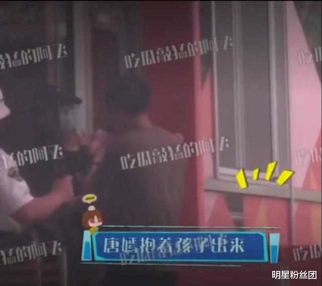 唐嫣|网友偶遇唐嫣接女儿,女儿首度曝光,走路可爱像妈妈