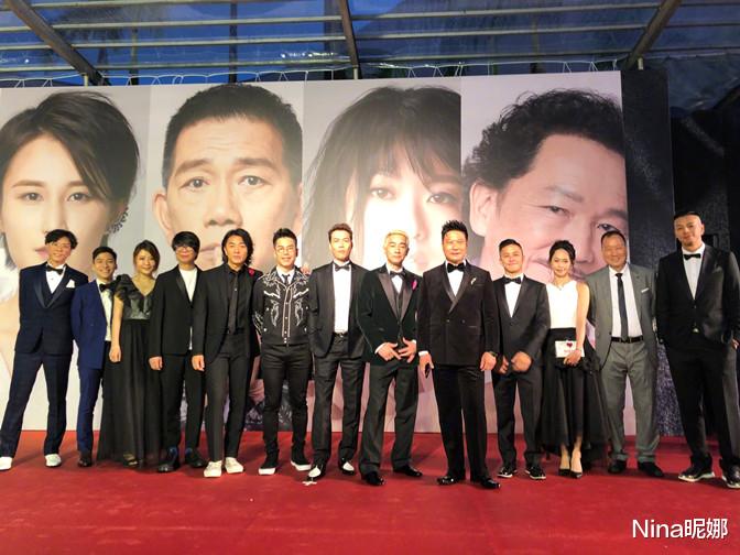 Red Velvet|54岁郑伊健罕见露面，穿背心健美裤小腿肌肉发达，美女合影太含羞