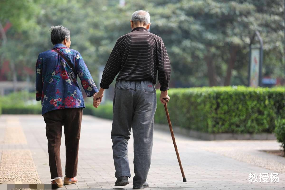 教授杨 伺候瘫痪老头6年带大2个孙子被扫地出门,老年再婚破碎的都是女子