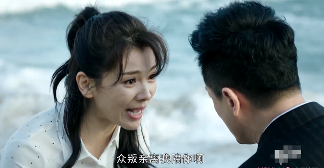 李沁|刘涛林峯亲密戏曝光！跪在海边含泪相拥吻，43岁演少女被嘲显老