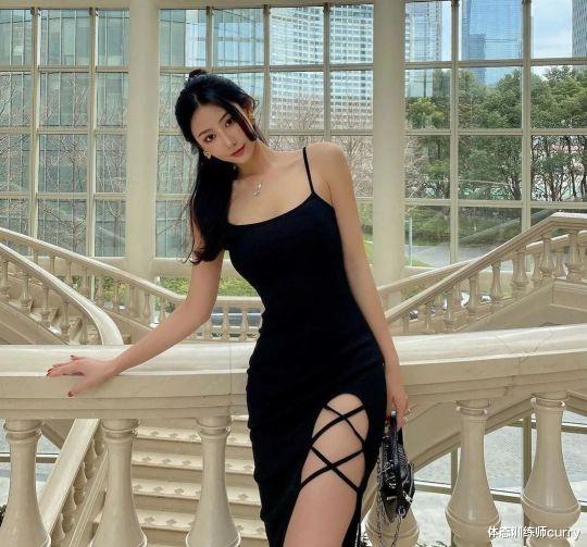 体态训练师curry|国产辣妹凭一张“背影照”撩爆直男,这样的女朋友别说你不想要?