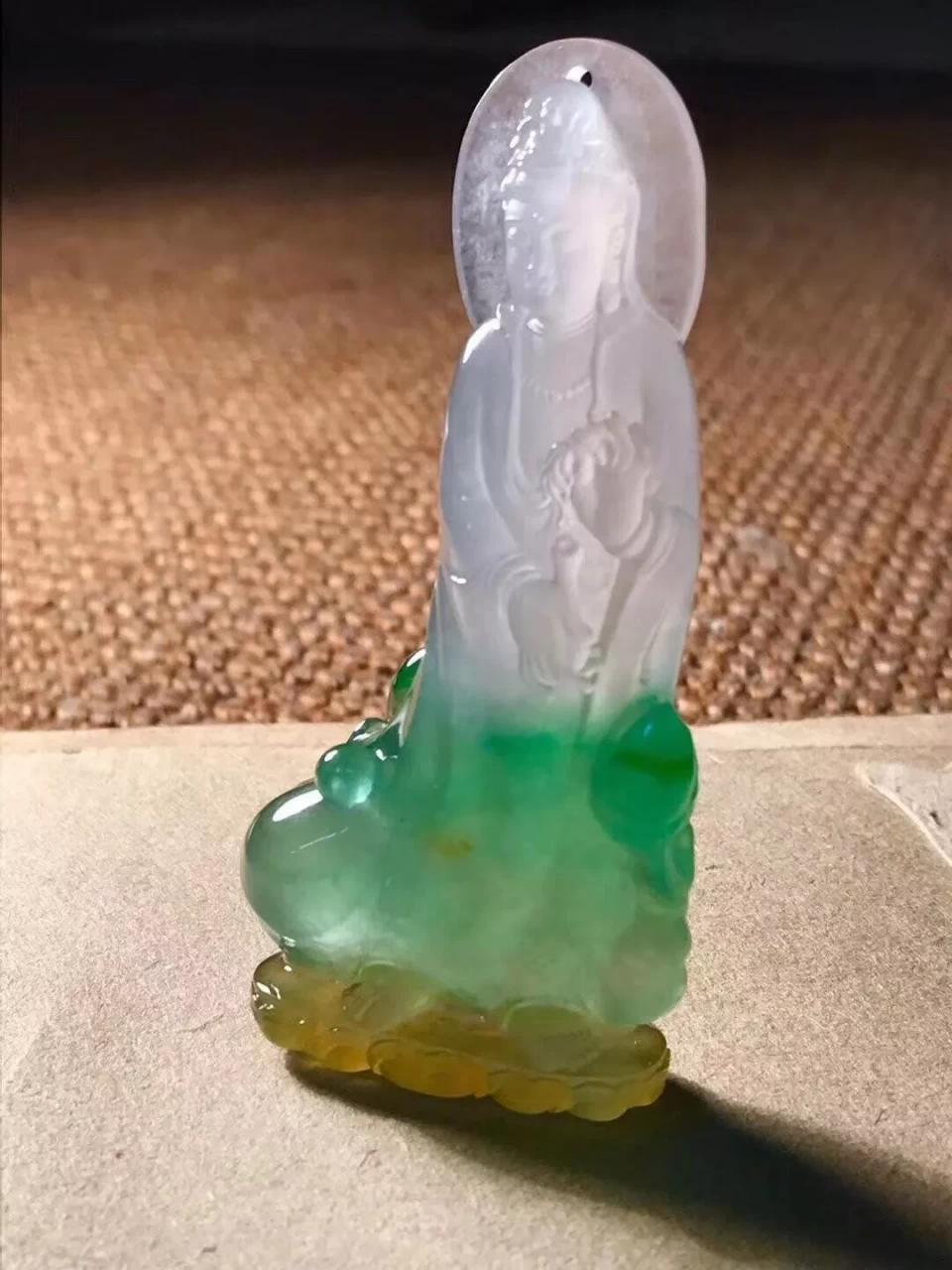 翡翠|一块三彩翡翠边角料,通过玉雕师的妙手后,最终华丽蜕变!