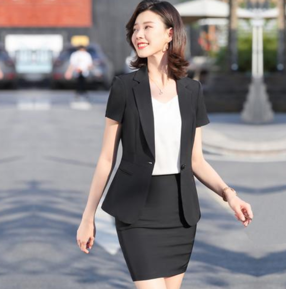 |女人就应该学会打扮，美女穿上职业装的衣服