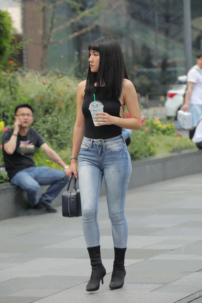 穿衣搭配|披肩发齐刘海搭配简单的装扮，让女人流露最自然的美！