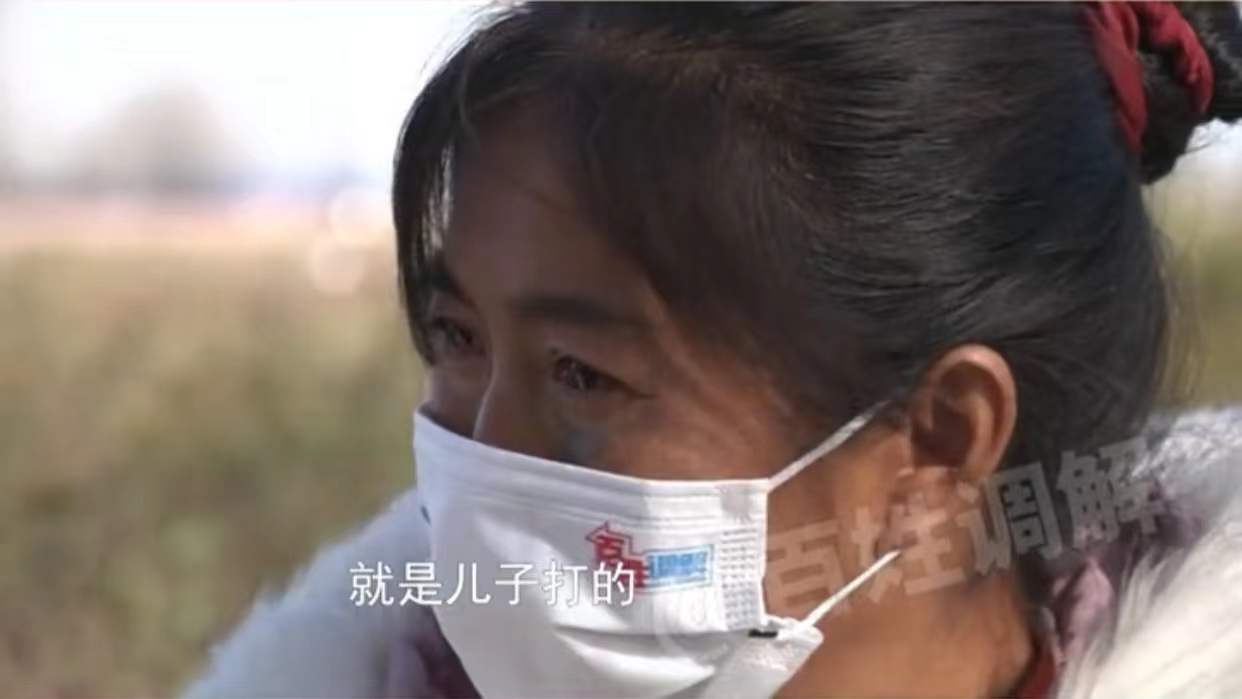 母亲太过于邋遢,22岁儿子忍无可忍怒打母亲,直言从小就恨她