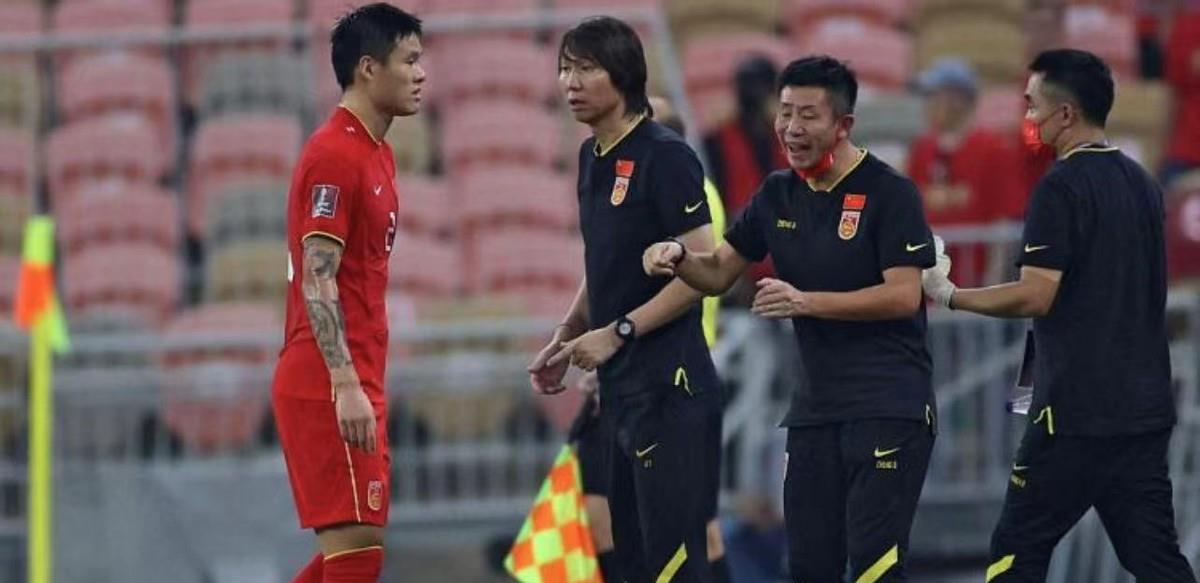 行星秘闻|针针见血！沪媒三问李铁和国足：为什么不能大胆使用归化球员？