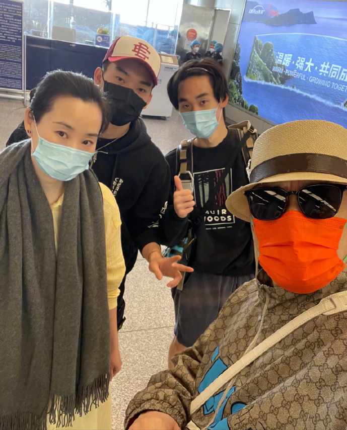 林依轮|林依轮为83岁母亲庆生！亲哥与他似复制粘贴，妈妈戴大金链精神好