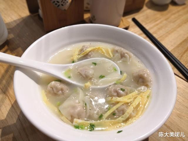 陈大美妮儿|29岁女人嫁给61岁老人，女人：只要他对我好，我愿意伺候他到老