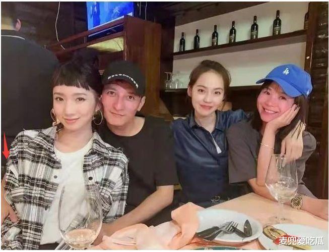 孟美岐|孟美岐李维嘉旧照被扒？亲密拥抱不避嫌，网友：超过了安全距离