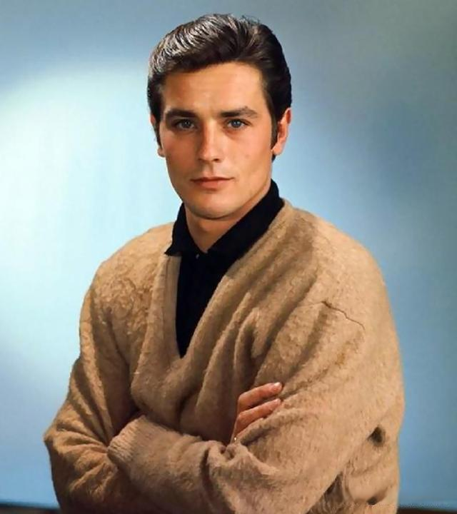 李凤绪|57岁的李凤绪，长发披肩休闲装扮，与老公结婚多年无绯闻，是真爱