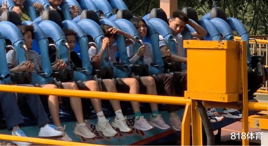 奔跑吧兄弟|皮! 全红婵水上乐园玩漂流, 拽住师妹往瀑布里推, 师妹尖叫红姐坏笑