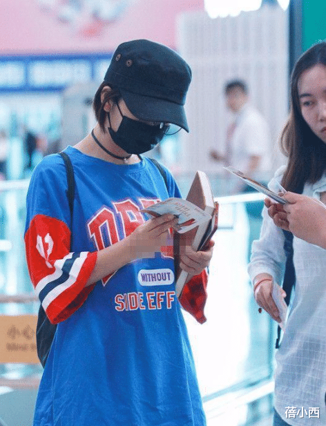 t恤|谭松韵确定不是00后吗？剪了短发穿蓝T恤走机场，气质我给100个赞