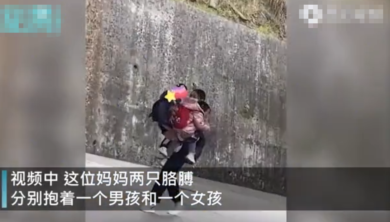 视野新闻周刊 湖北年轻妈妈独自抱俩娃赶火车，背包沉重却走得无比平稳，因为她抱着的是“全世界”