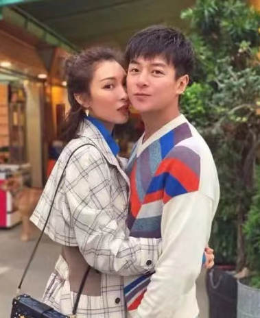 秦岚|42岁朱雨辰恋情曝光！俩人亲密挽手同进小区，女方皮肤白颜值高