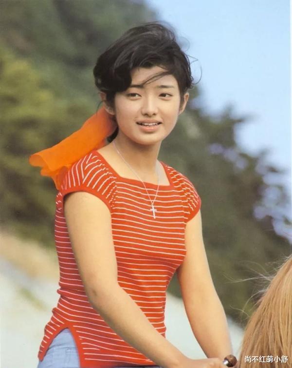 尚不红萌小舒 山口百惠无滤镜造型流出,被指身材臃肿不敢认,还好气质拿捏住了