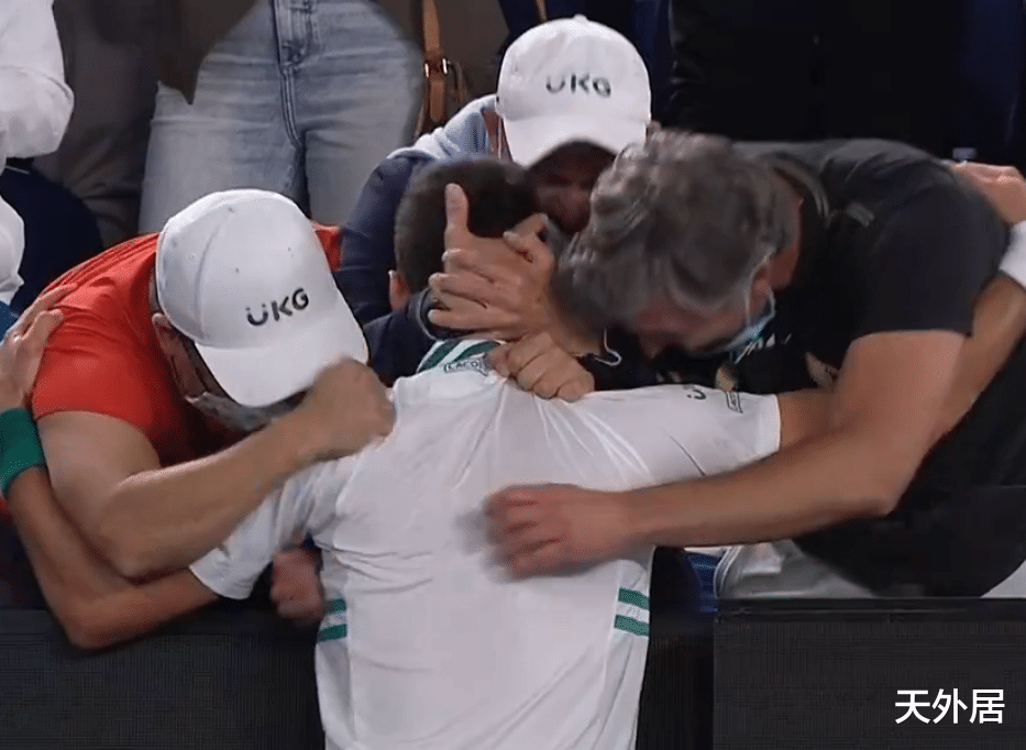 德约科维奇|德约夺冠后倒在场地中央，高举双臂庆祝！拥抱团队时几乎喜极而泣