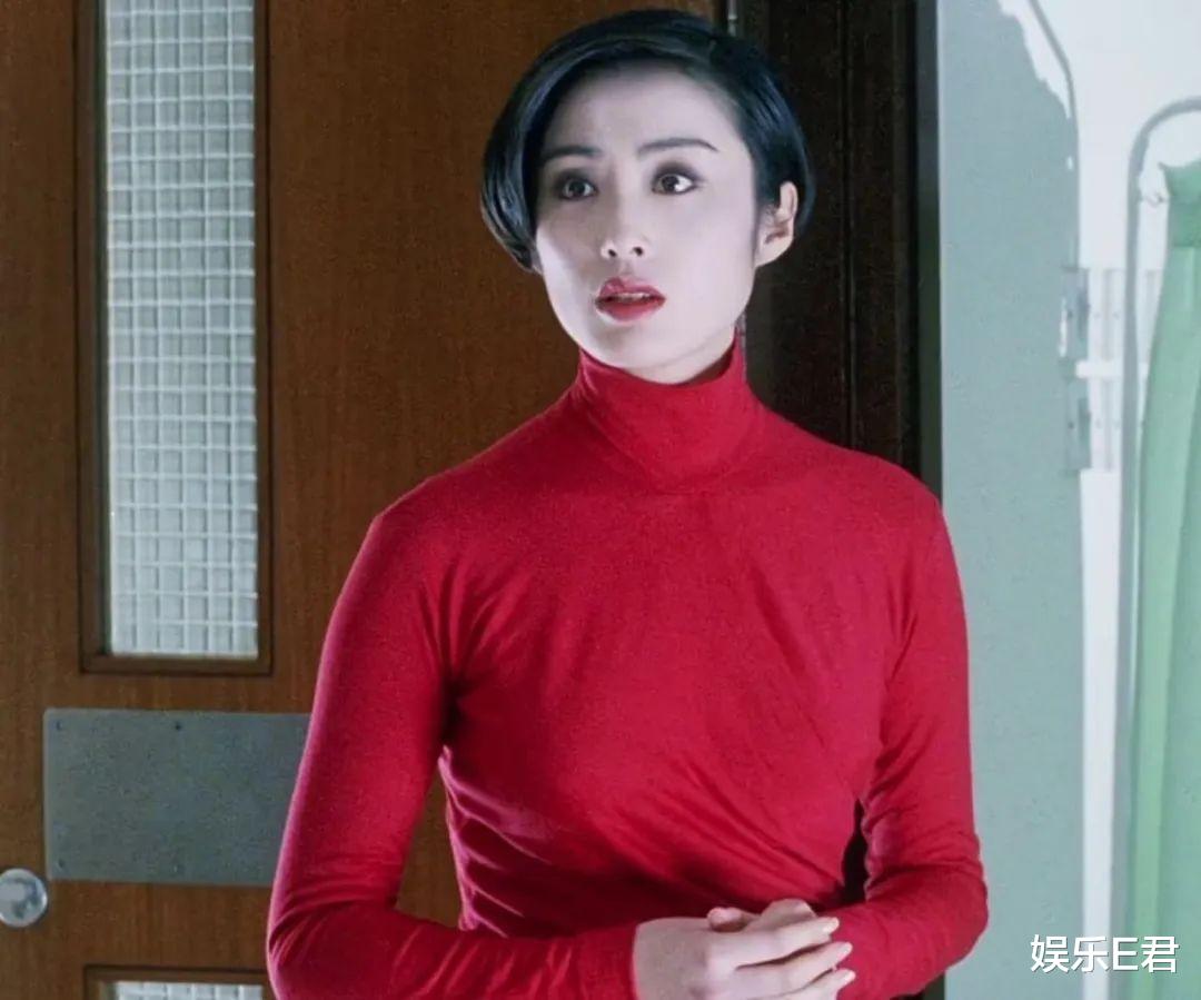 张敏|53岁张敏疑被老公逼着穿睡衣出镜，网友：比她单身还凄凉