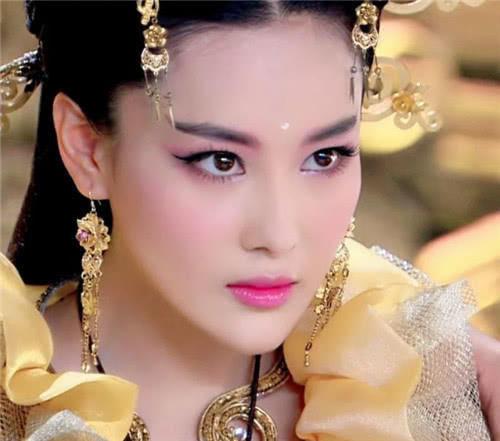 妲己|“妲己”成妖：吴谨言靠换装、张馨予靠化妆，而她俩只需装柔弱