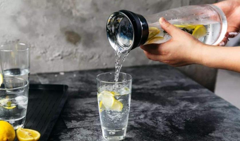 便秘|喝水时，一半热水兑一半冷水，会对身体造成伤害吗？越早知道越好