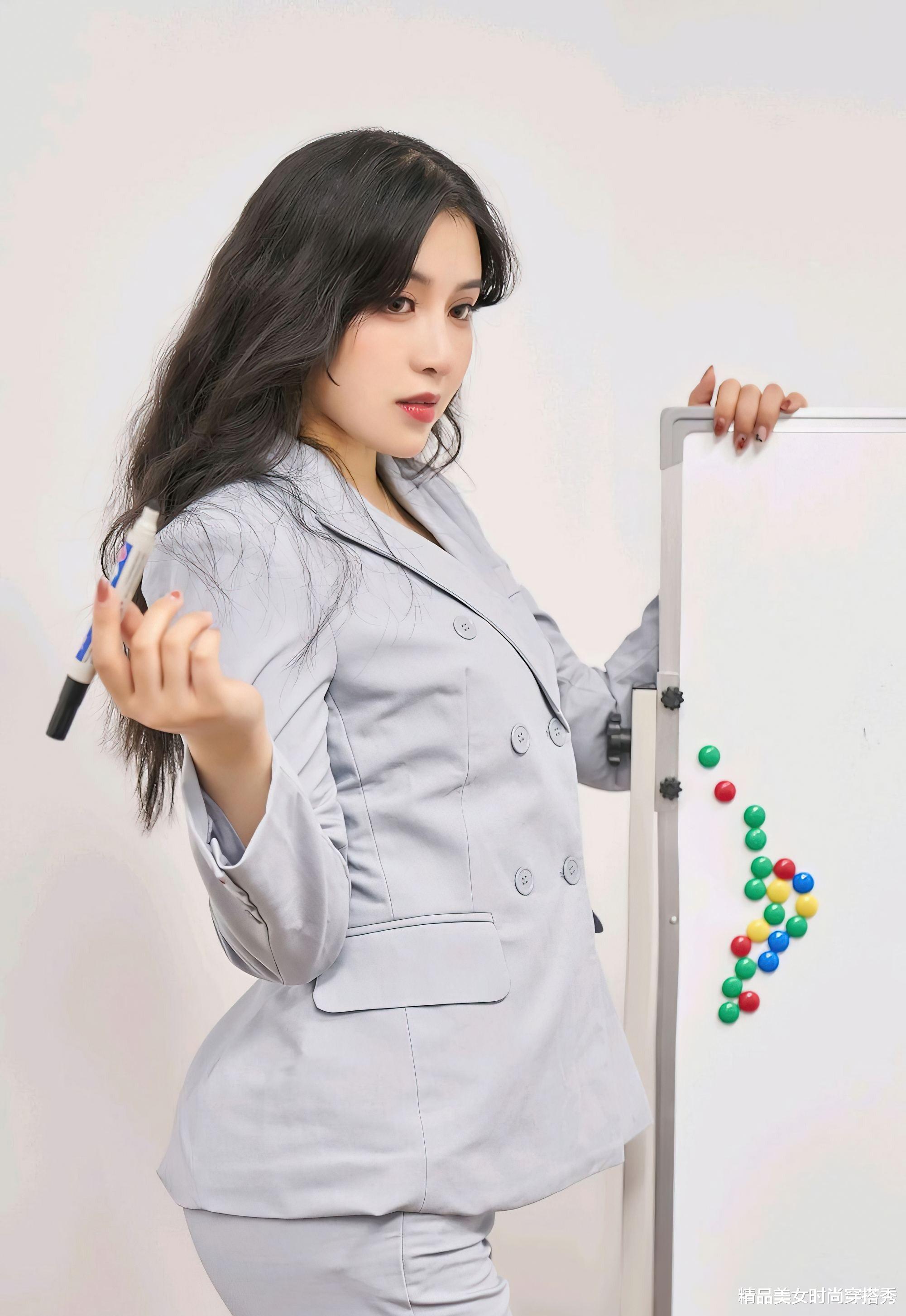 |浅灰色职场套装显白又清新,尽显优雅知性魅力