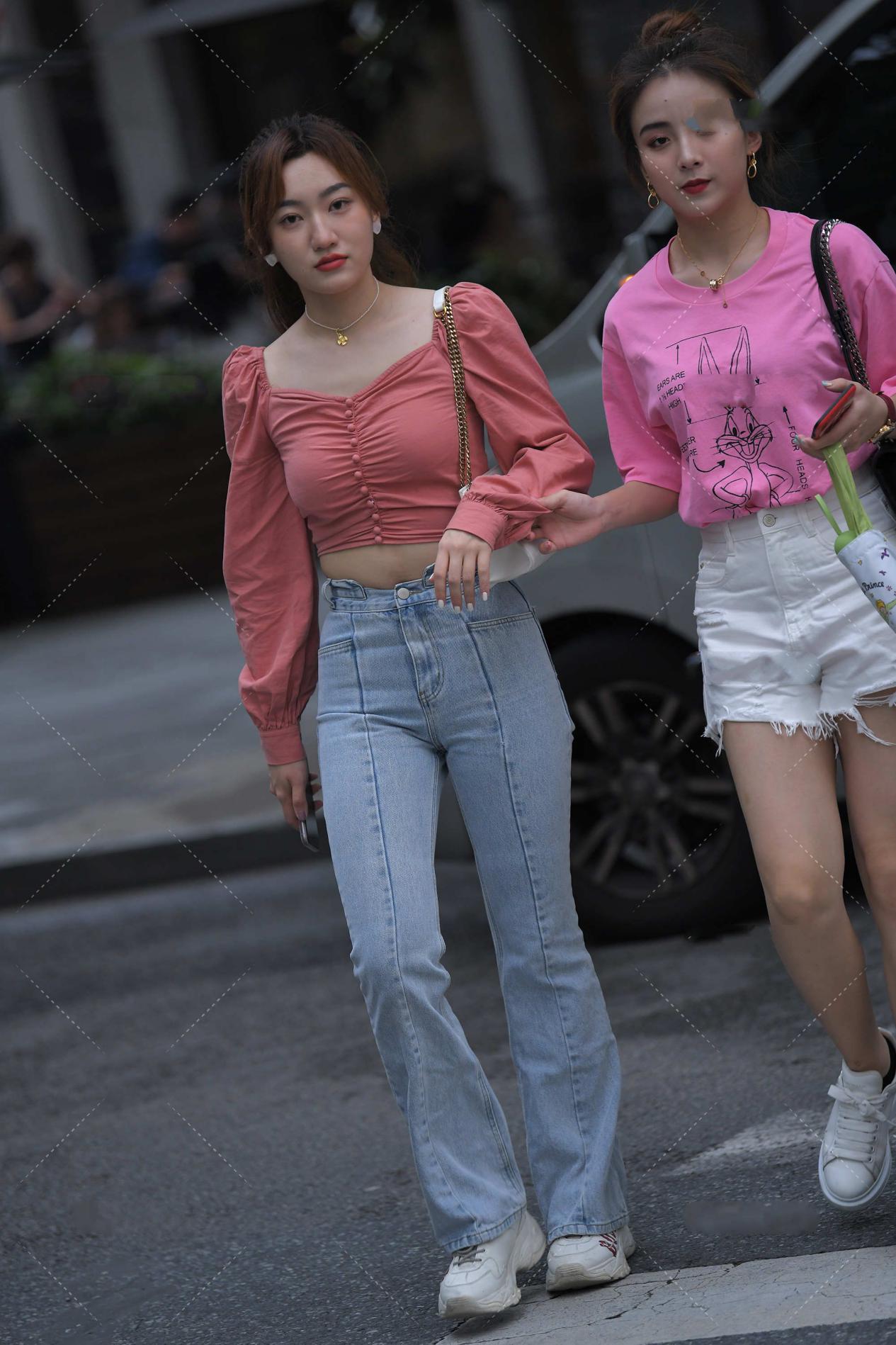 穿衣搭配|粉红色宽松袖设计上衣搭配浅色牛仔裤，甜美可爱，凸显气质