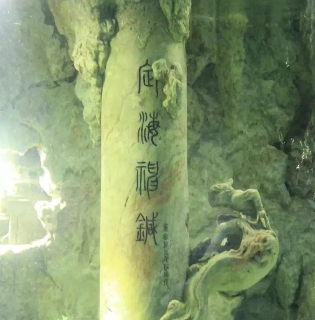 东海|男子将14吨玉石挖空，竟要在里面养鱼，成品后才知这鱼缸有多贵