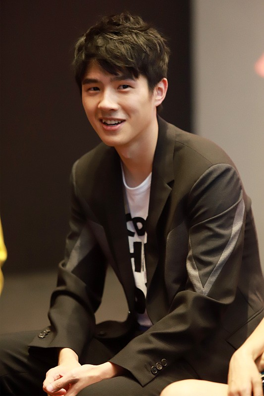 BiuVogue|刘昊然的气质又奶又man,穿西装很高级,有点胡茬也不油腻