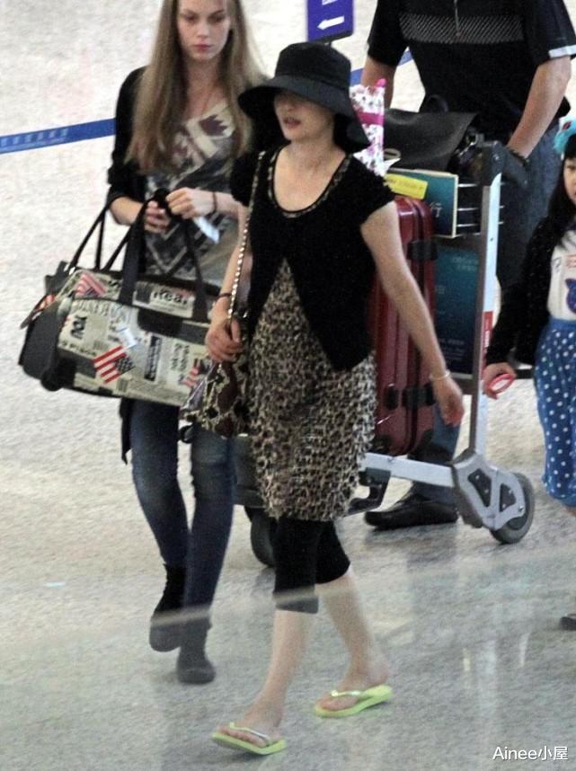 Ainee小屋|徐帆身上有了中年人的气质,穿豹纹裙配开衫短裤,几层搭配不累赘