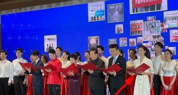 冯琳|“领诵员”冯琳再次登台朗诵，端庄又大气，已经脱掉不少学生气