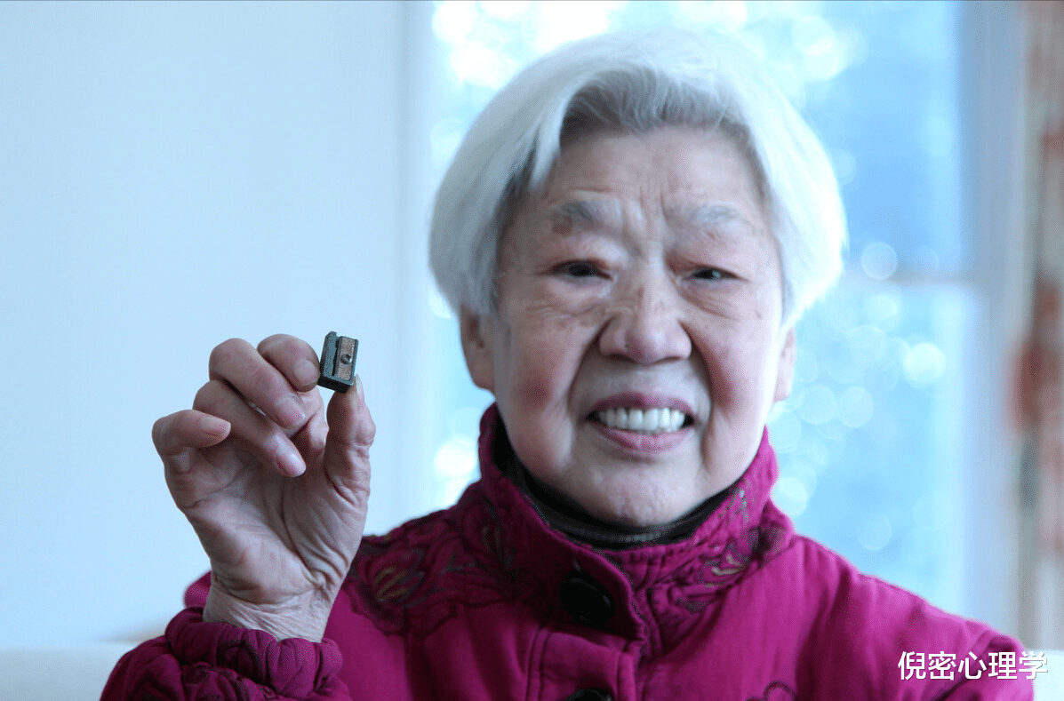 倪密心理学 54岁男人哭诉：给75岁大妈做住家保姆，虽然工资高，但我却想走人
