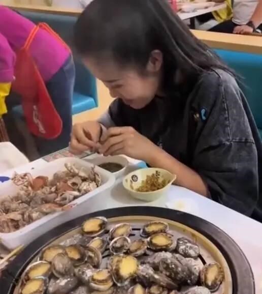 莉姐说情感那些事 河北女子花118元吃海鲜自助,就拿了一大盘鲍鱼,老板举动引争议