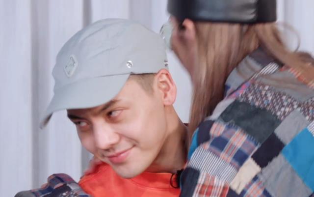 陈伟霆|陈伟霆彻底迷上欧阳娜娜？看到和周扬青告别的脖子，避嫌出新高度