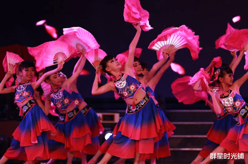 |朱军背后的女人谭梅,从文艺女兵到商业女强人,不靠丈夫也能成功