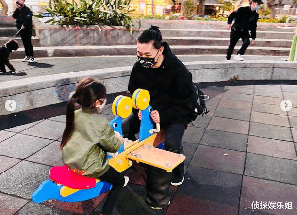 小周周|周杰伦晒女儿萌照，小周周骑单车两个“保镖”守护，被宠成公主