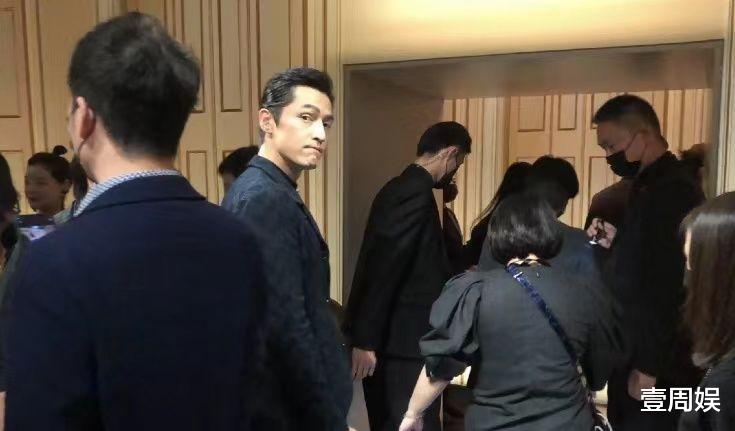 胡歌|39岁胡歌现身活动捞金，生图太过真实，网友：确定有185吗？