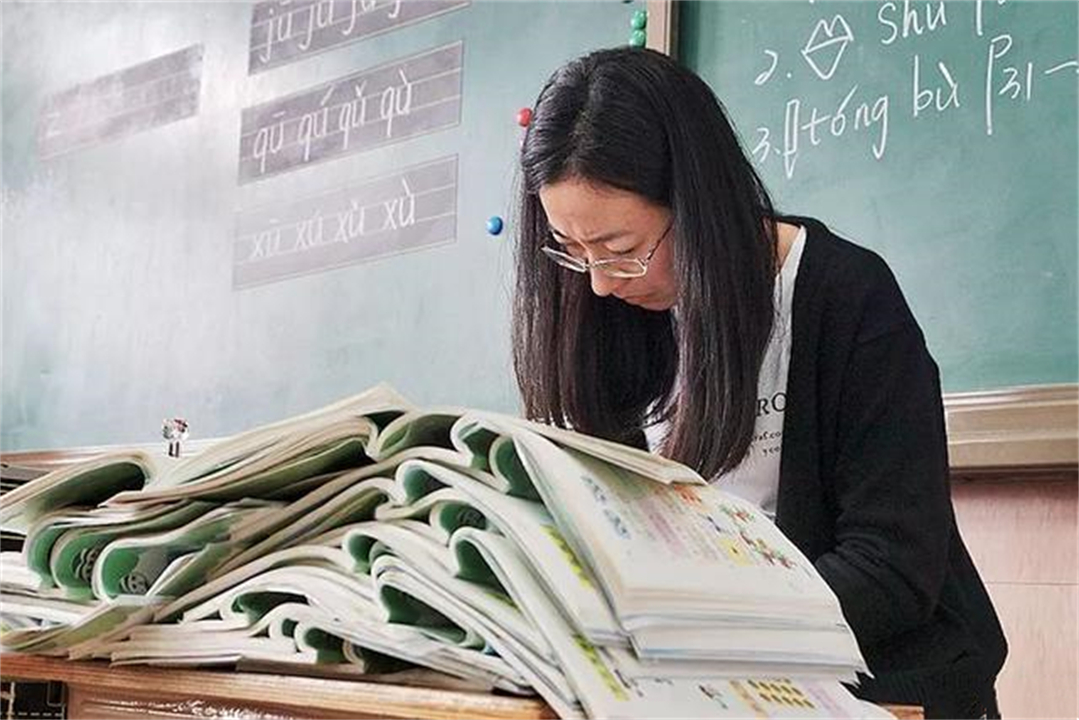 爸妈盒子|老师未批改作业遭家长质疑,老师回应学生太多,家长却不买账