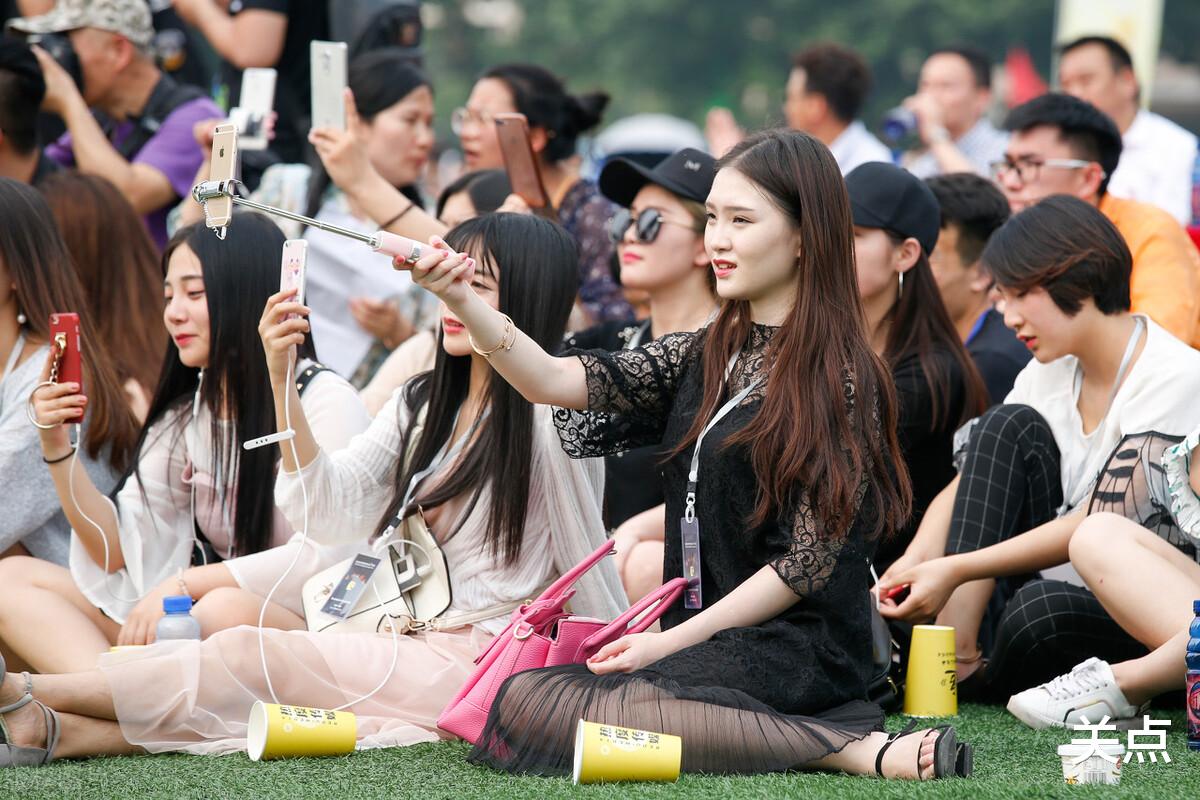 女主播 被女主播“榨干”后又被拉黑，大龄男子跳河轻生~