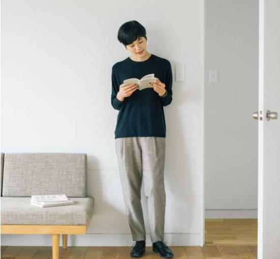 蔡宏志聊时尚|40岁日本太太的“居家服”,巧用素雅的配色,穿出“熟龄”气韵