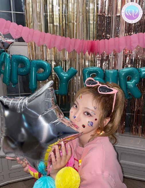 aespa|aespa宁艺卓19岁生日，头戴王冠似小公主，新专主打MV也破亿