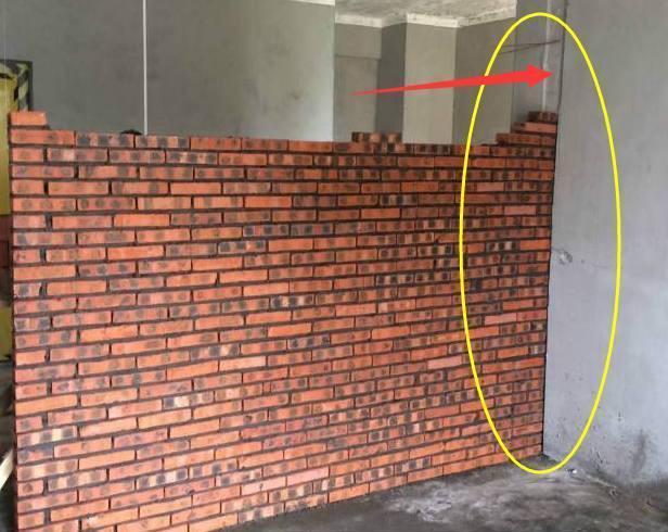 工人装修砌墙没有先开槽,业主看到气得让他走人,简直就是毁房!