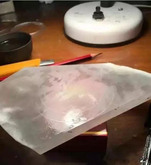 冰种翡翠|380万的翡翠原石,被他一刀切涨4000万,身边的人瞬间炸开锅了!