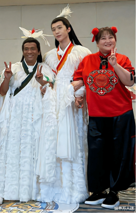 杨紫|10位从头到脚都白的男星：腿又细又白，女生都不敢和他们合影