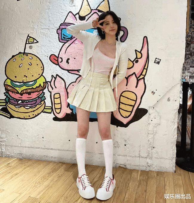 欧阳娜娜|欧阳娜娜穿百褶裙拍大片，腿部状态引起热议，评论数超过600条